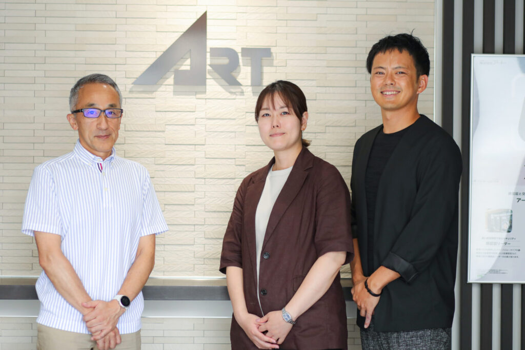 （左から）株式会社アート 営業企画推進部 シニアマネージャー 吉田圭吾さん、株式会社マスドライバー リードデザイナーS、代表 牧野徹郎（右）