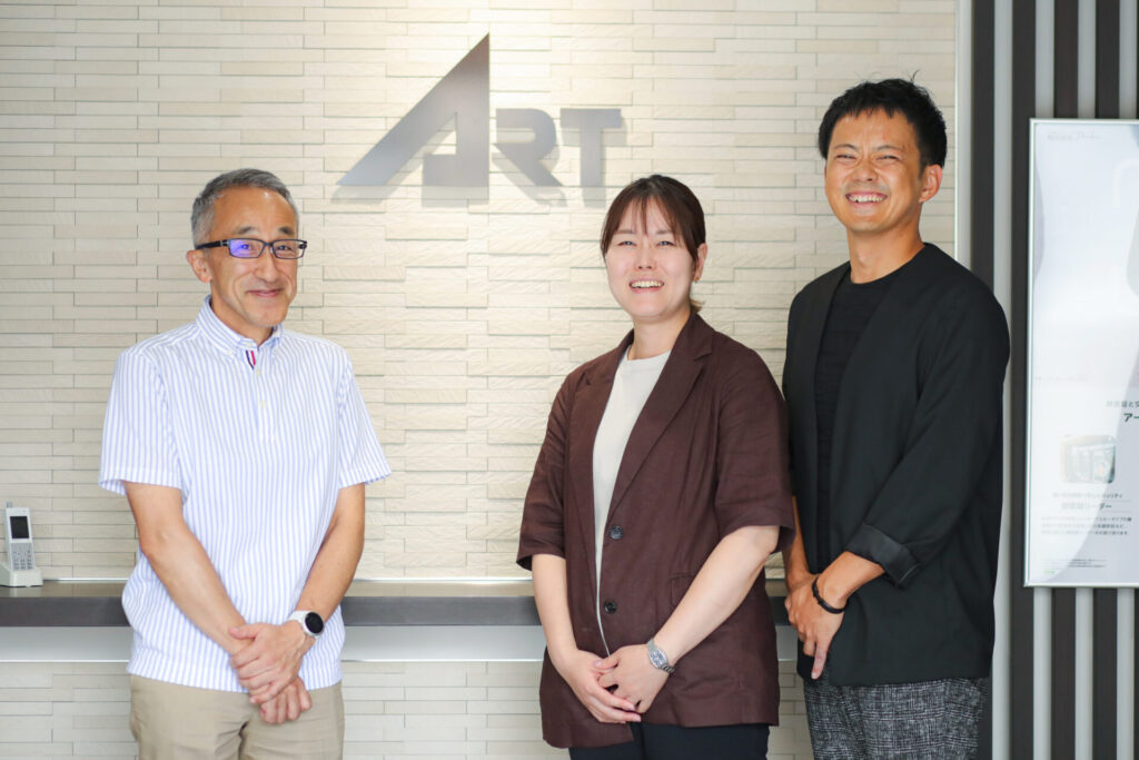 シニアマネージャー 吉田圭吾さん、リードデザイナーS、代表 牧野
