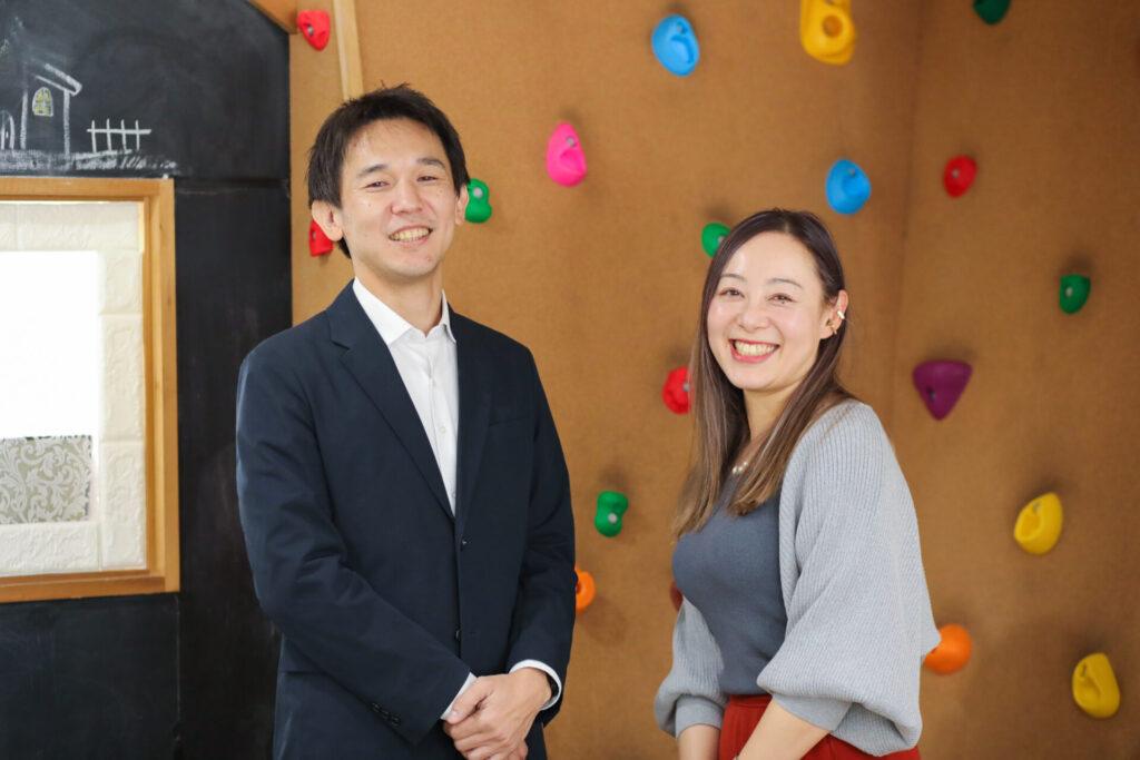 ココノワ事業責任者 岩崎大輔さん(左)、株式会社マスドライバー SNSマーケティング責任者 牧野ユカコ(右)