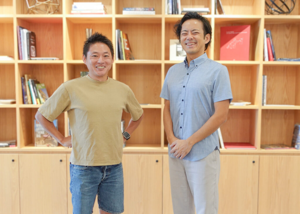 (左から)アメスマ CEO 新崎千裕さん、株式会社マスドライバー 代表 牧野徹郎