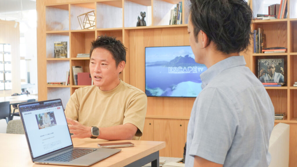 (左から)アメスマ CEO 新崎千裕さん、株式会社マスドライバー 代表 牧野徹郎
